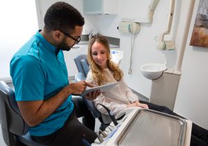 Chirurgien-dentiste et patiente au fauteuil