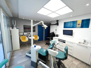 Salle de soins équipée du cabinet dentaire